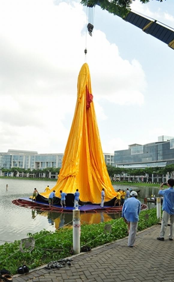 Chú vịt vàng khổng lồ cao bằng tòa nhà 6 tầng đến TP.HCM chu vit vang khong lo, chu vit hoa binh, chu bit vang khong lo o Viet Nam, vit khong lo