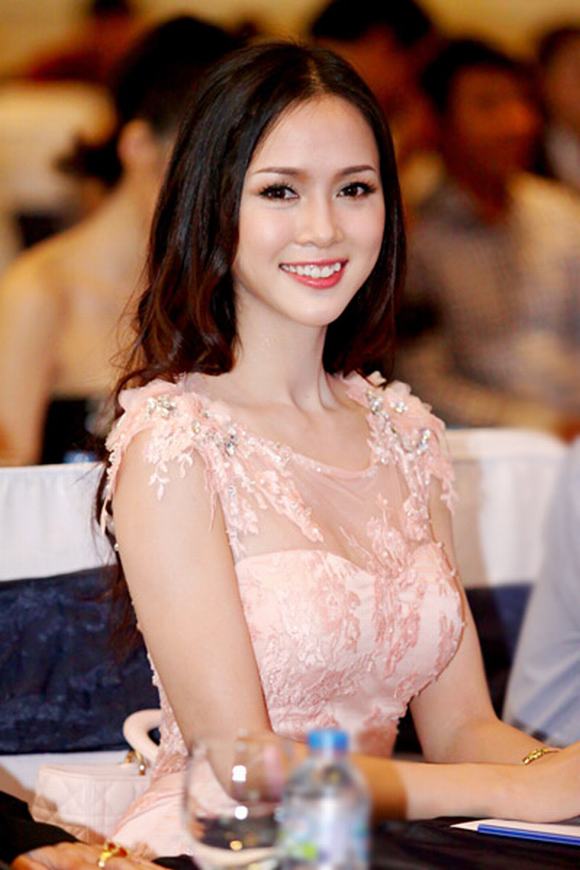 Ngoc Anh khoe nguc