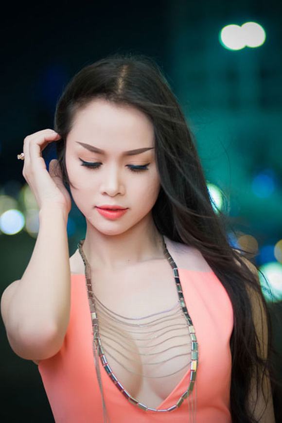 Ngoc Anh khoe nguc