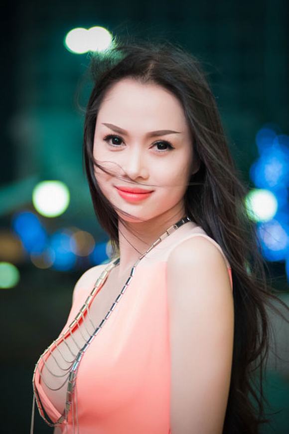 Ngoc Anh khoe nguc