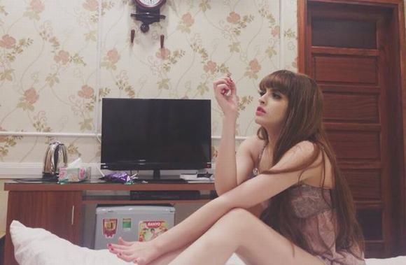 andrea-tren-giuong-ngu3