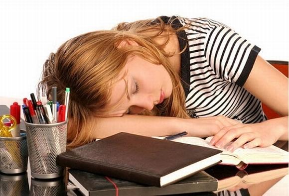 Tác hại 'không ngờ' từ việc ngủ gục xuống bàn ngu guc xuong ban, tac hai viec ngu guc xuong ban, suc khoe, ngu guc,