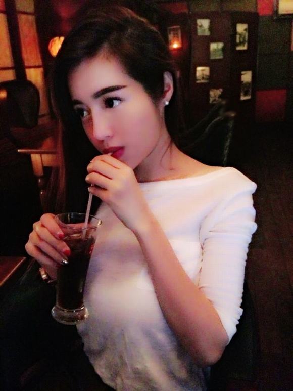 Elly Trần gây sốc với vòng 1 vĩ đại như 'cho con bú' elly tran khoe vong mot, vong mot elly tran, hotgirl vong mot khung, elly tran, hotgirl elly tran, elly tran 2014
