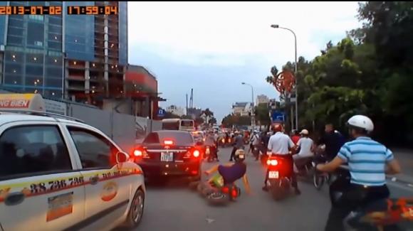 Clip tổng hợp những tình huống tai nạn giao thông 'cười ra nước mắt' Clip tong hop nhung tinh huong tai nan giao thoang 'cuoi ra nuoc mat', tai nan giao thong, an toan giao thong, canh sat , nguoi vi pham, tin, bao