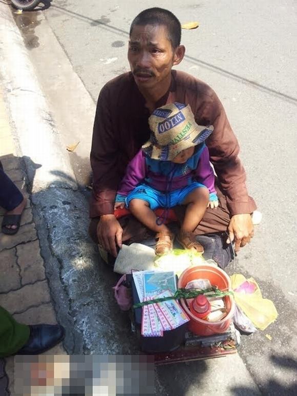 Vạch trần chân tướng người đàn ông 'dị tật' ôm con thơ đi bán vé số ở Vũng Tàu nguoi dan ong di tat, vach tran nguoi dan ong di tat, nguoi dan ong di tat ban ve so,