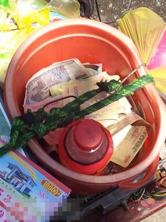 Vạch trần chân tướng người đàn ông 'dị tật' ôm con thơ đi bán vé số ở Vũng Tàu nguoi dan ong di tat, vach tran nguoi dan ong di tat, nguoi dan ong di tat ban ve so,