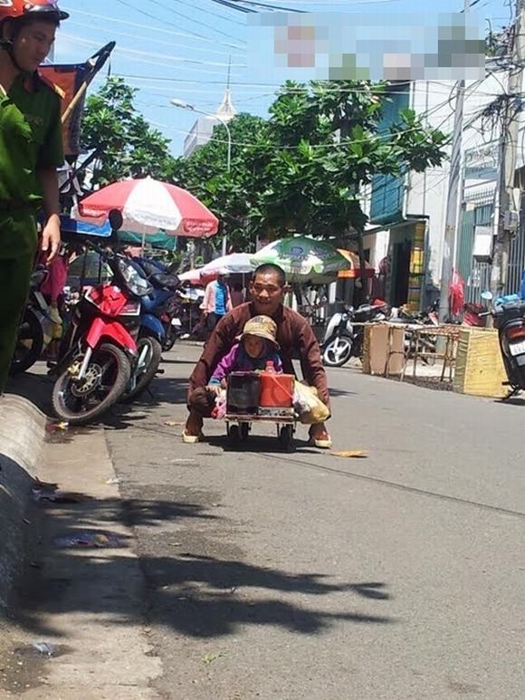 Vạch trần chân tướng người đàn ông 'dị tật' ôm con thơ đi bán vé số ở Vũng Tàu nguoi dan ong di tat, vach tran nguoi dan ong di tat, nguoi dan ong di tat ban ve so,