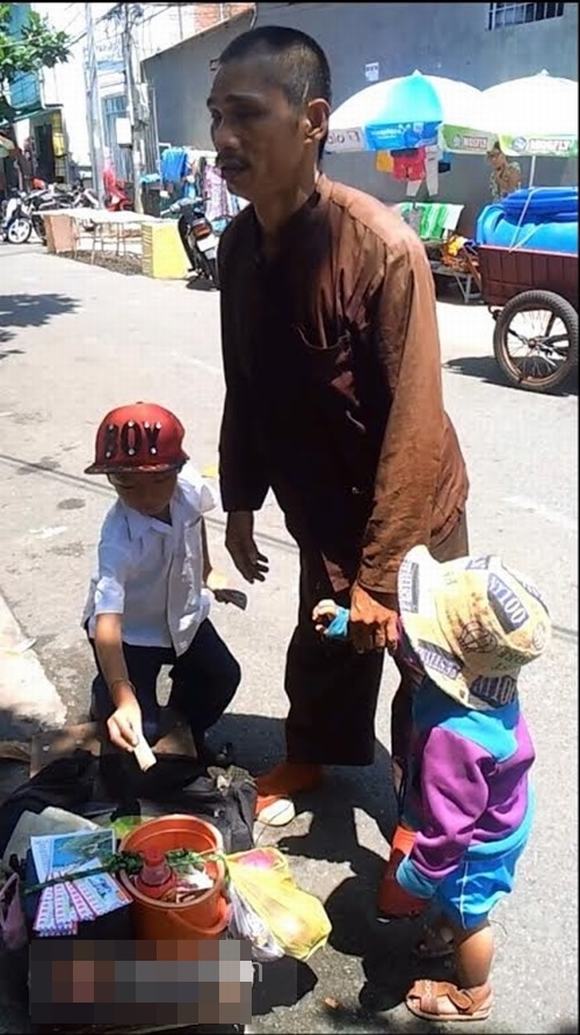 Vạch trần chân tướng người đàn ông 'dị tật' ôm con thơ đi bán vé số ở Vũng Tàu nguoi dan ong di tat, vach tran nguoi dan ong di tat, nguoi dan ong di tat ban ve so,