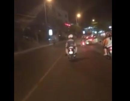 Clip phản cảm quay lén cô gái đi đường bị tốc váy Clip quay len co gai di duong bi toc vay, co gai bi toc vay, co gai bi quay len, tin,bao