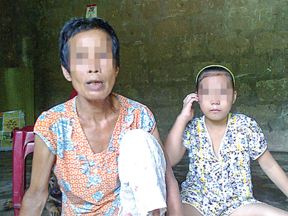 Cha mẹ 'vui vẻ' lộ liễu, con trai 12 tuổi 'bắt chước' hại đời bé gái hàng xóm? cha me lam hu con, cha me vui ve lo lieu, hai doi be hang xom, 12 tuoi hiep dam, hiep dam, 12 tuoi