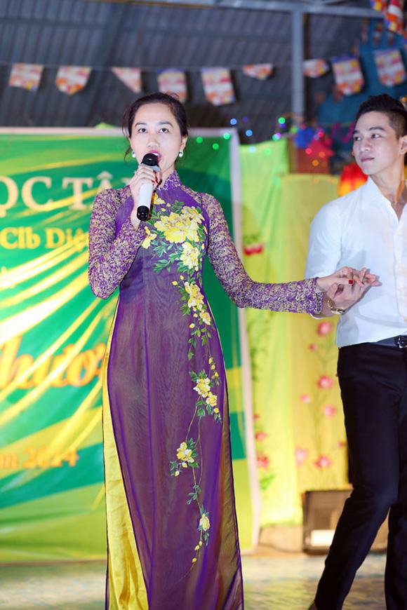 hoa-hau-my-xuan-bung-be-hang-tu-thien-lan-dau-khoe-giong-tren-san-khau11