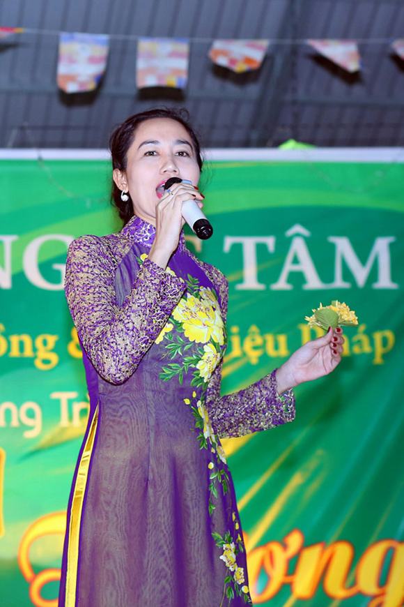 hoa-hau-my-xuan-bung-be-hang-tu-thien-lan-dau-khoe-giong-tren-san-khau13