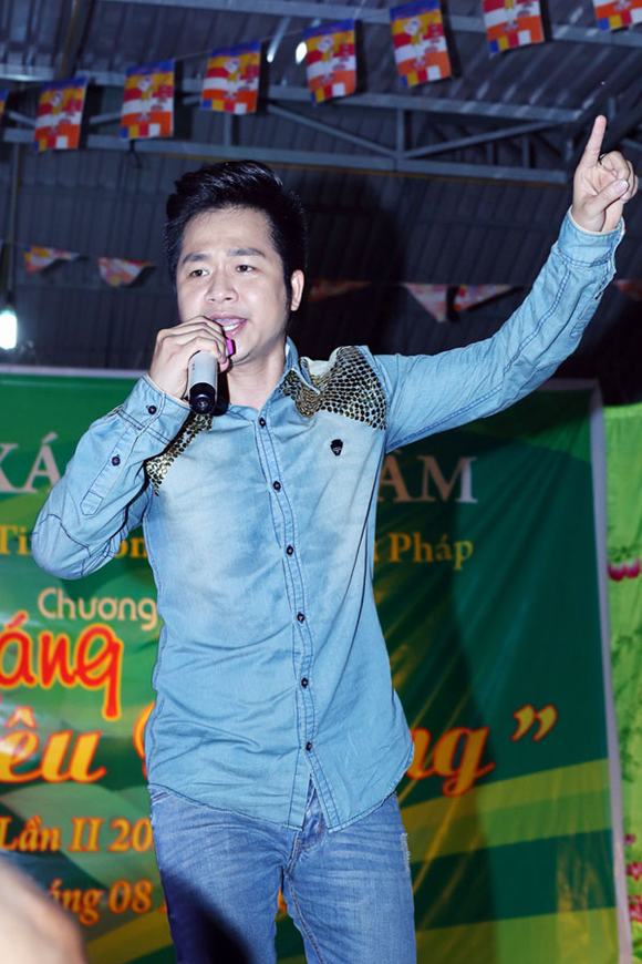 hoa-hau-my-xuan-bung-be-hang-tu-thien-lan-dau-khoe-giong-tren-san-khau15