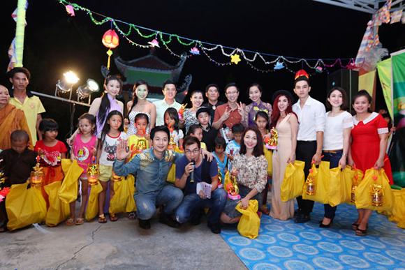 hoa-hau-my-xuan-bung-be-hang-tu-thien-lan-dau-khoe-giong-tren-san-khau16