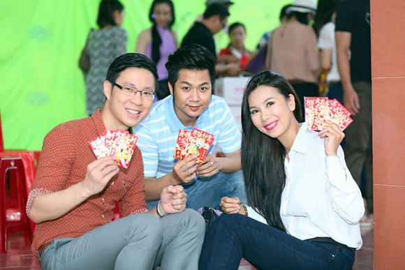 hoa-hau-my-xuan-bung-be-hang-tu-thien-lan-dau-khoe-giong-tren-san-khau3