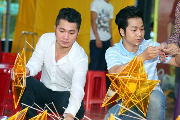 hoa-hau-my-xuan-bung-be-hang-tu-thien-lan-dau-khoe-giong-tren-san-khau4