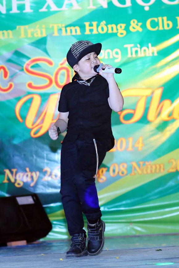 hoa-hau-my-xuan-bung-be-hang-tu-thien-lan-dau-khoe-giong-tren-san-khau5