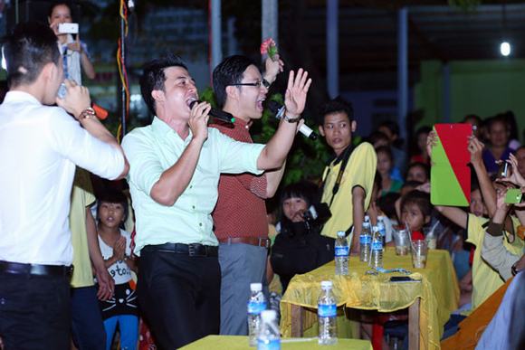 hoa-hau-my-xuan-bung-be-hang-tu-thien-lan-dau-khoe-giong-tren-san-khau7