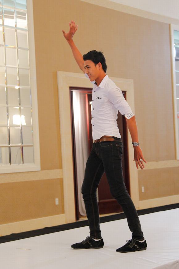 thi-sinh-coi-ao-tang-adam-williams-10