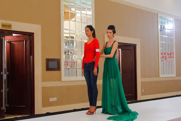 thi-sinh-coi-ao-tang-adam-williams-11