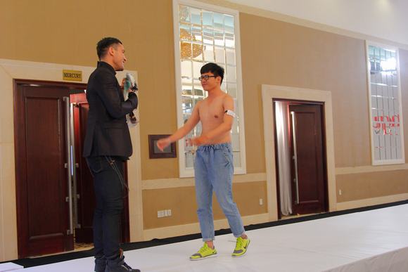 thi-sinh-coi-ao-tang-adam-williams-13