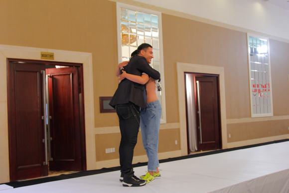 thi-sinh-coi-ao-tang-adam-williams-14