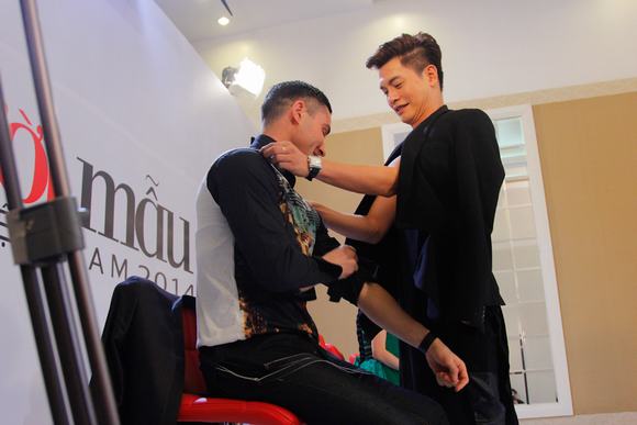 thi-sinh-coi-ao-tang-adam-williams-16