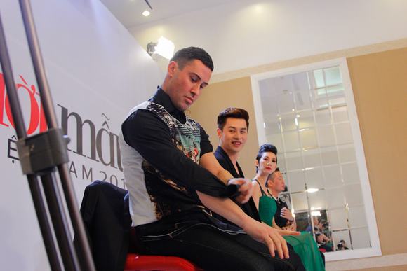 thi-sinh-coi-ao-tang-adam-williams-17