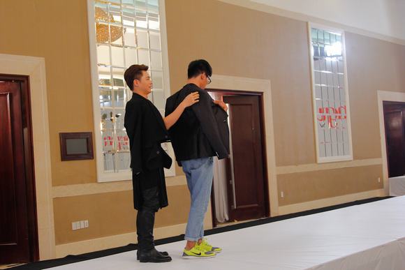 thi-sinh-coi-ao-tang-adam-williams-18