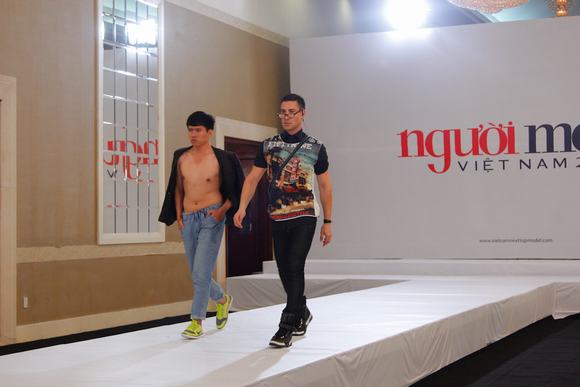 thi-sinh-coi-ao-tang-adam-williams-20