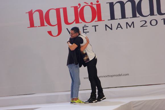 thi-sinh-coi-ao-tang-adam-williams-21