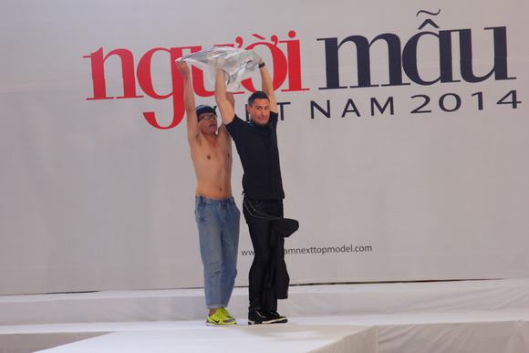 thi-sinh-coi-ao-tang-adam-williams-22