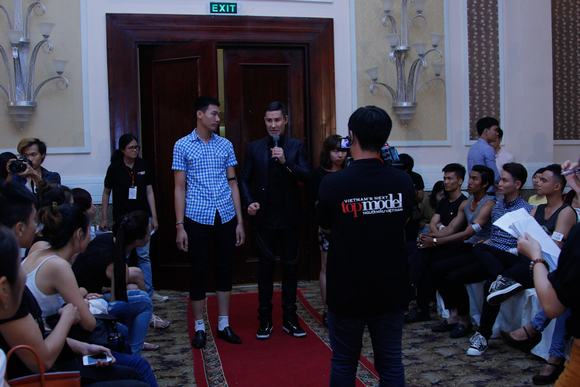 thi-sinh-coi-ao-tang-adam-williams-24