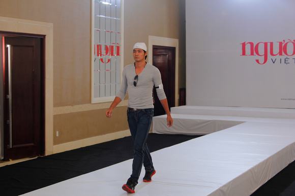 thi-sinh-coi-ao-tang-adam-williams-25