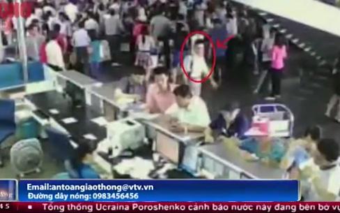 Video tận mắt xem 'đạo chích' hành nghề tại sân bay Nội Bài Video tan mat xem 'dao chich' hanh nghe tai san bay Noi Bai, dao chih hanh nghe, moc tui, tin, bao