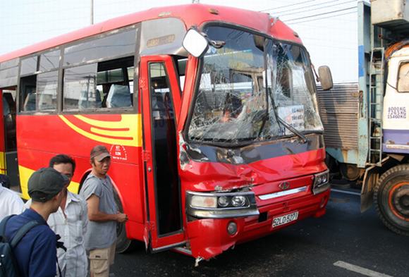Phụ xe tử vong khi xe tải đâm xe tải kéo rơ moóc biển Lào tại Nghệ An tai nan giao thong o nghe an, tai nan giao thong , xe tai dam xe tai