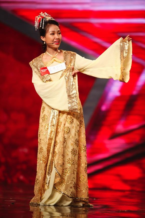 Vietnam's Got Talent 2014 tập 5: Hoài Linh 'chống nạnh' trước cô gái hát 4 thứ tiếng Vietnam's got talent 2014, tim kiem tai nang,Vietnam's got talent 2014,Vietnam's Got Talent 2014 tap 5, hoai linh, giam khao Vietnam's Got Talent 2014, thi sinh Vietnam's Got Talent 2014