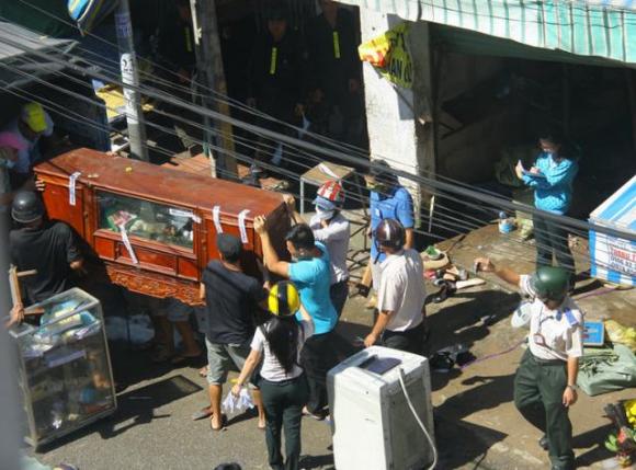 Tranh chấp đất đai với anh ruột, dùng xăng cố thủ giữ nhà tranh chap dat, tranh chap dat dai, anh em tranh chap dat dai, dung xang co thu trong nha, anh em