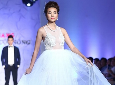 Người mẫu Thanh Hằng đeo trang sức 1,4 tỷ diễn thời trang