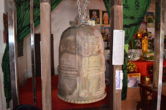 Phát hiện chuông cổ 200kg giữa cánh đồng Phát hiện chuông cổ 200kg giữa cánh đồng