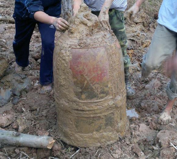 Phát hiện chuông cổ 200kg giữa cánh đồng Phát hiện chuông cổ 200kg giữa cánh đồng