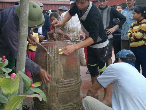 Phát hiện chuông cổ 200kg giữa cánh đồng Phát hiện chuông cổ 200kg giữa cánh đồng