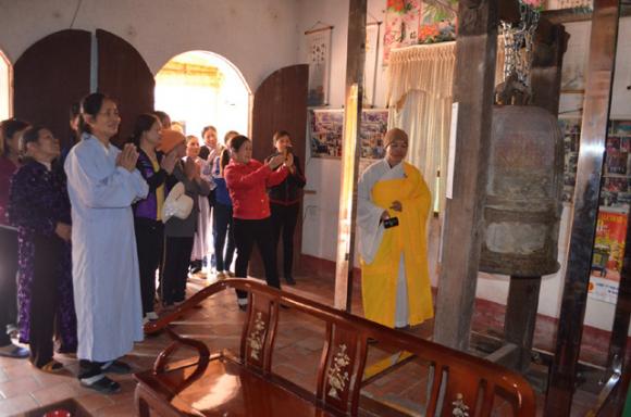 Phát hiện chuông cổ 200kg giữa cánh đồng Phát hiện chuông cổ 200kg giữa cánh đồng