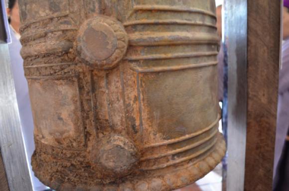Phát hiện chuông cổ 200kg giữa cánh đồng Phát hiện chuông cổ 200kg giữa cánh đồng