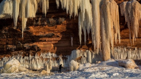 Những cột băng đông kết bên ngoài các vách sa thạch công viên Apostle Islands National Lakeshore - Ảnh: Chicago Tribune