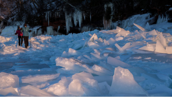 Du khách di chuyển trên hồ băng Lake Superior để đến tham hang băng - Ảnh: Chicago Tribune