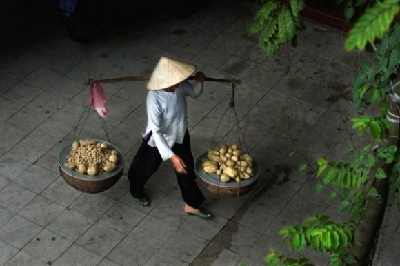 Hình ảnh tuyệt đẹp về phụ nữ Việt và đôi quang gánh - Việt Nam