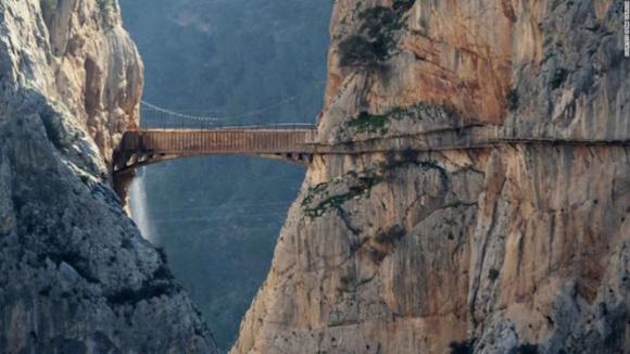 Cầu treo Caminito, Tây Ban Nha - Ảnh: CNN