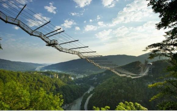 Cầu treo SkyBridge ở Sochi, Nga được mệnh danh là cầu treo dài nhất thế giới với khoảng cách hai đầu cầu là 700m. Phía dưới là phong cảnh hữu tình, đem đến du khách sự trải nghiệm tuyệt vời - Ảnh: CNN