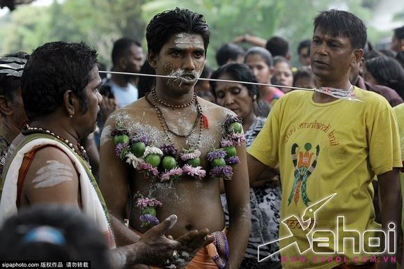 Lễ hội nuốt lửa và hành xác kinh dị ở Ấn Độ